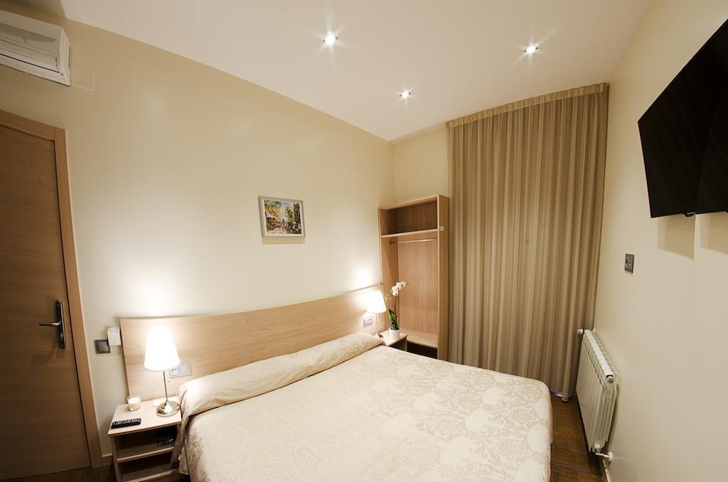 Hostal Excellence Barcelona Bagian luar foto