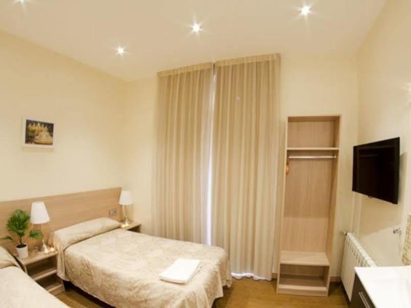 Hostal Excellence Barcelona Bagian luar foto